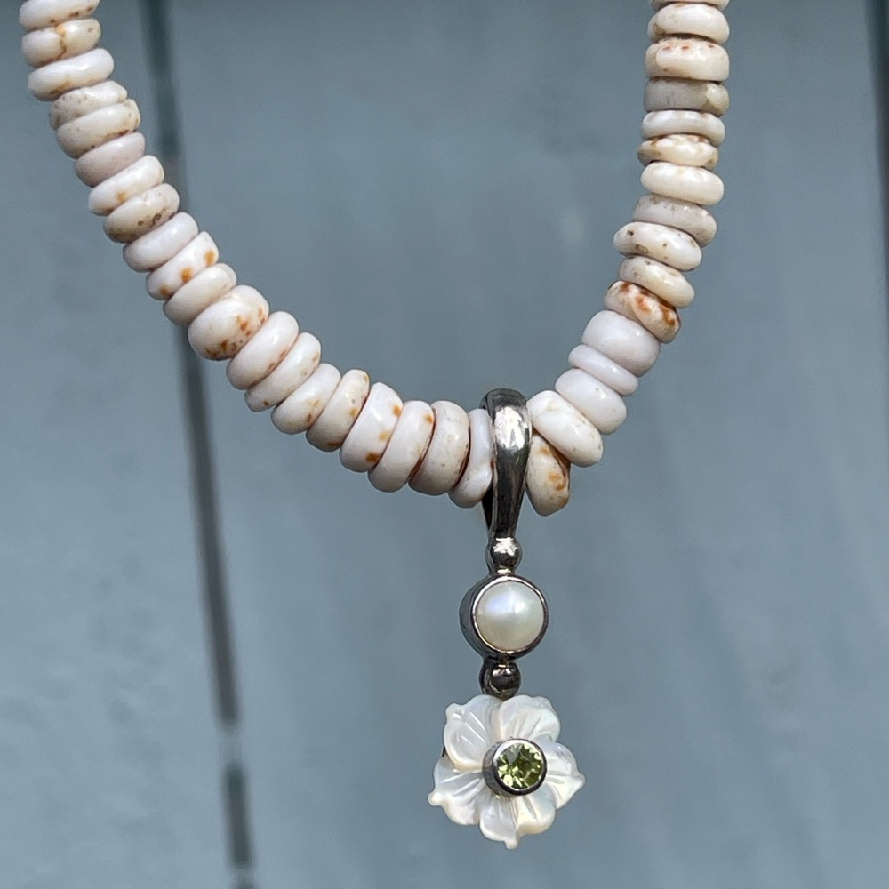 VINTAGE SHELL HEISHI Beads sterling silver flower Pendant NECKLACE vintage pearl